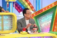 「ウラマヨ！」10月18日放送回より、即席麻辣湯を食べる梅沢富美男