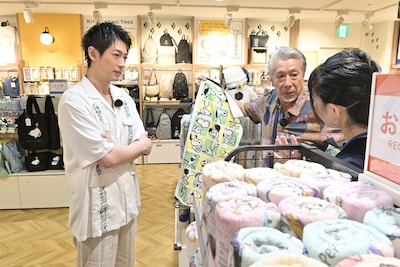 「じゅん散歩 祝 10周年」より、スヌーピー専門店を訪れたディーン・フジオカ（左）と高田純次（右）