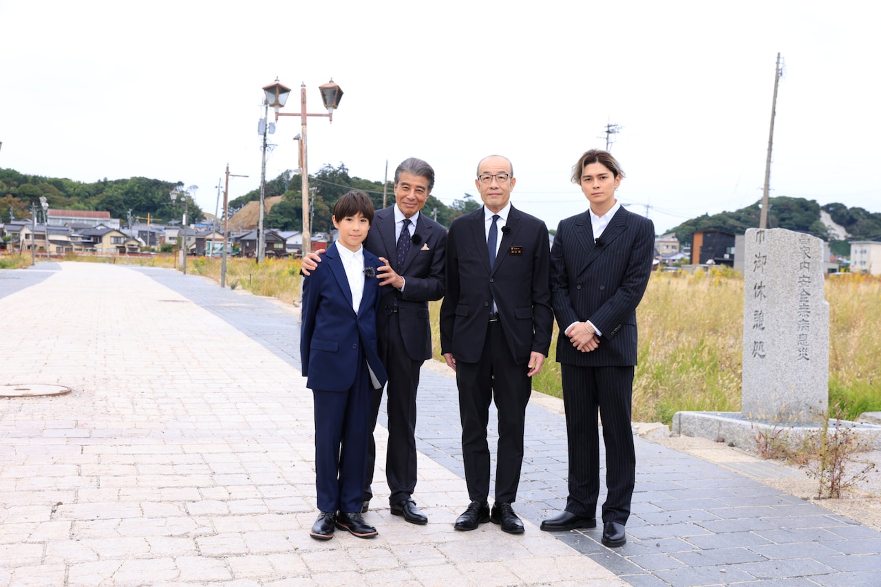 「港のひかり」キャストらが輪島市街地を訪問する様子。左から尾上眞秀、舘ひろし、輪島市長・坂口茂、眞栄田郷敦