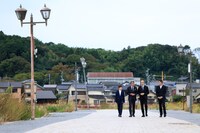 「港のひかり」キャストらが輪島市街地を訪問する様子