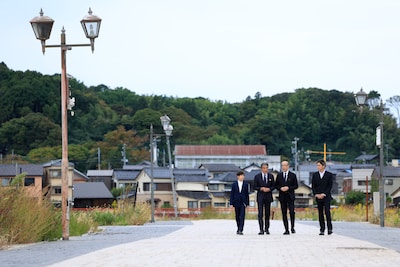 「港のひかり」キャストらが輪島市街地を訪問する様子