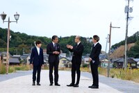 「港のひかり」キャストらが輪島市街地を訪問する様子。左から尾上眞秀、舘ひろし、輪島市長・坂口茂、眞栄田郷敦