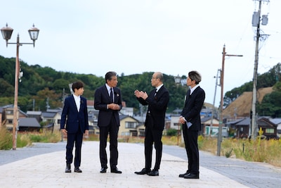 「港のひかり」キャストらが輪島市街地を訪問する様子。左から尾上眞秀、舘ひろし、輪島市長・坂口茂、眞栄田郷敦