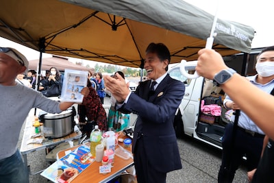 輪島市の人々とコミュニケーションを取る舘ひろし