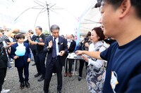 輪島市の人々とコミュニケーションを取る舘ひろし、眞栄田郷敦、尾上眞秀