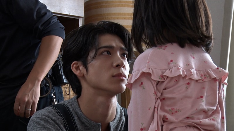 千石哲役の松島聡（左）