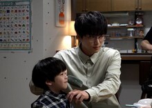 左から清一郎役の櫻、晴海昌弘役の白洲迅