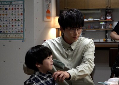 左から清一郎役の櫻、晴海昌弘役の白洲迅