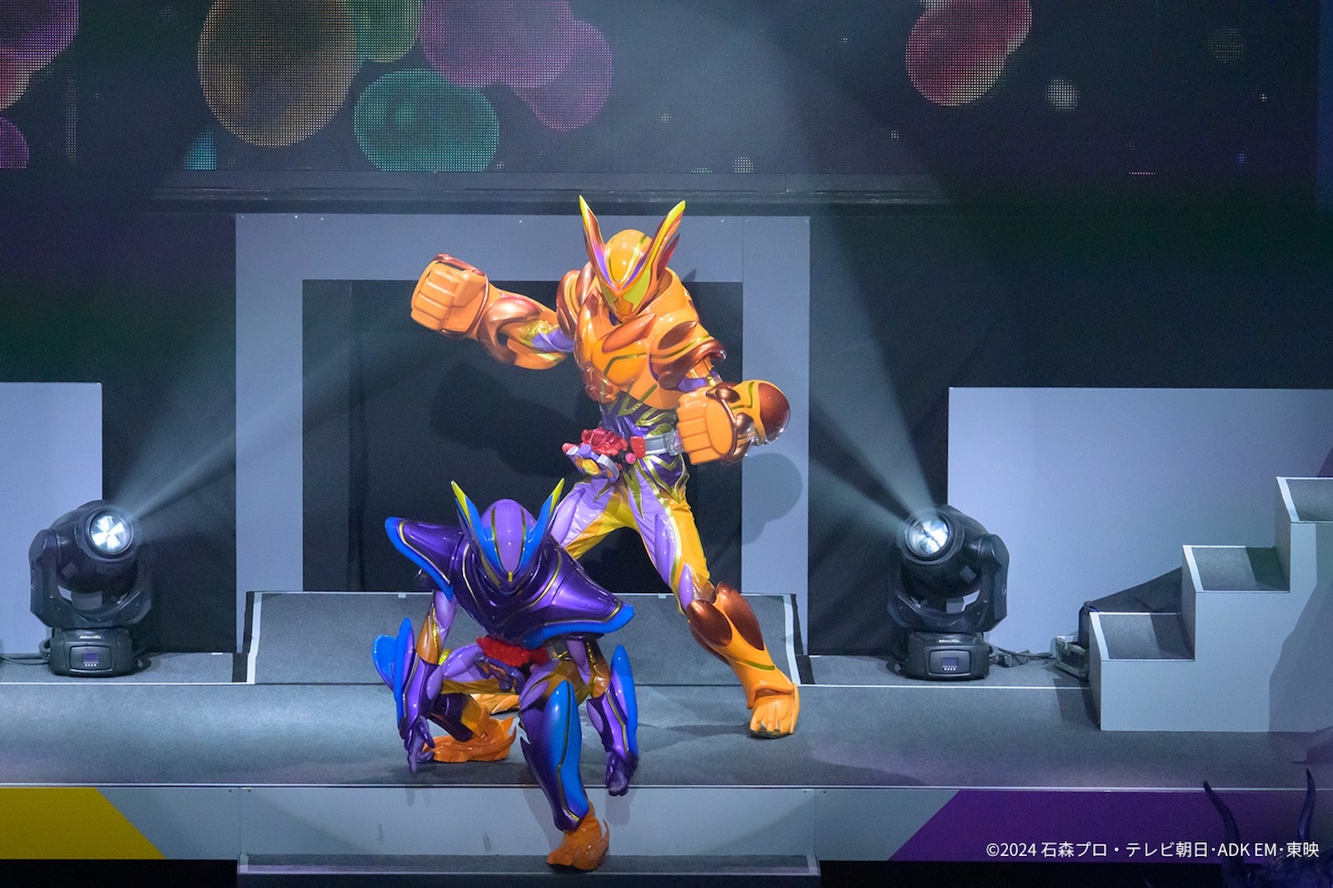 「仮面ライダーガヴ ファイナルステージ」より、仮面ライダーガヴ マスターモード（手前）、仮面ライダーガヴ オーバーモード（奥）