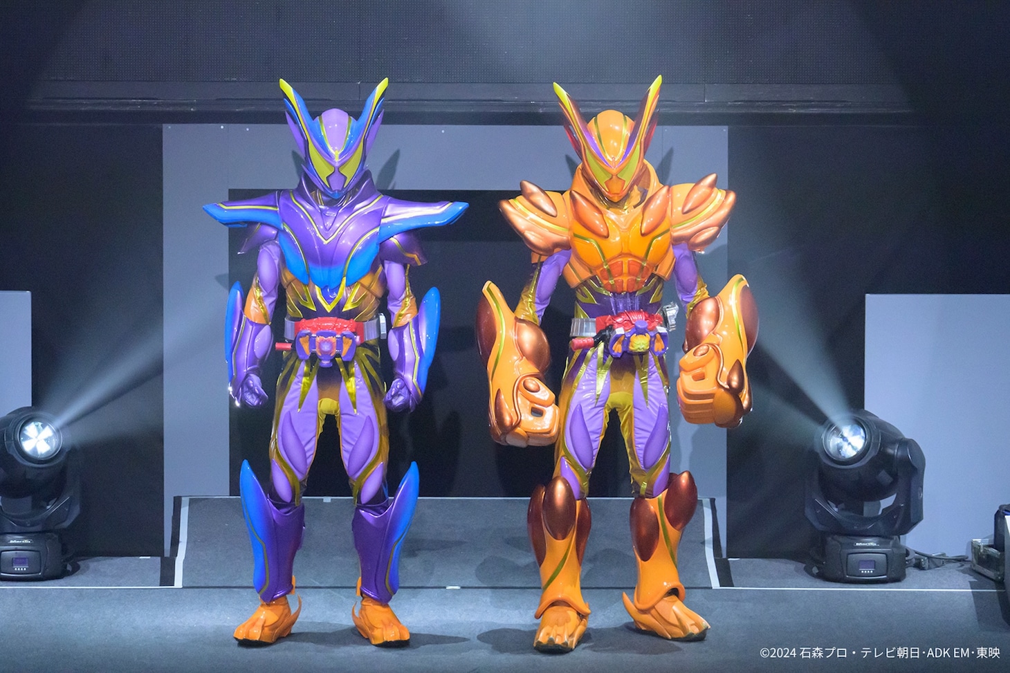 「仮面ライダーガヴ ファイナルステージ」より、左から仮面ライダーガヴ マスターモード、仮面ライダーガヴ オーバーモード