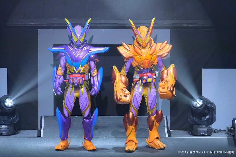 「仮面ライダーガヴ ファイナルステージ」より、左から仮面ライダーガヴ マスターモード、仮面ライダーガヴ オーバーモード