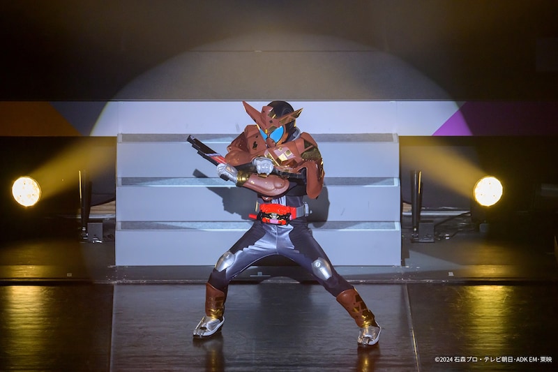 「仮面ライダーガヴ ファイナルステージ」より、石川公演限定の仮面ライダーガヴ 金チョコフォーム