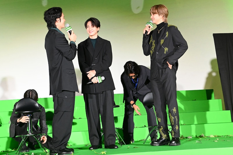 JUNON（BE:FIRST / 右）に「緊張を紛らわすために、立ち回りやっときます？」と提案する水上恒司（左）。それを笑顔で見守る木戸大聖（中央）