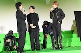 JUNON(BE:FIRST / 右)に「緊張を紛らわすために、立ち回りやっときます?」と提案する水上恒司(左)。それを笑顔で見守る木戸大聖(中央)