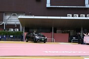 木村拓哉が自ら運転するタクシーで倍賞千恵子と登場
