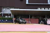 木村拓哉が自ら運転するタクシーで倍賞千恵子と登場