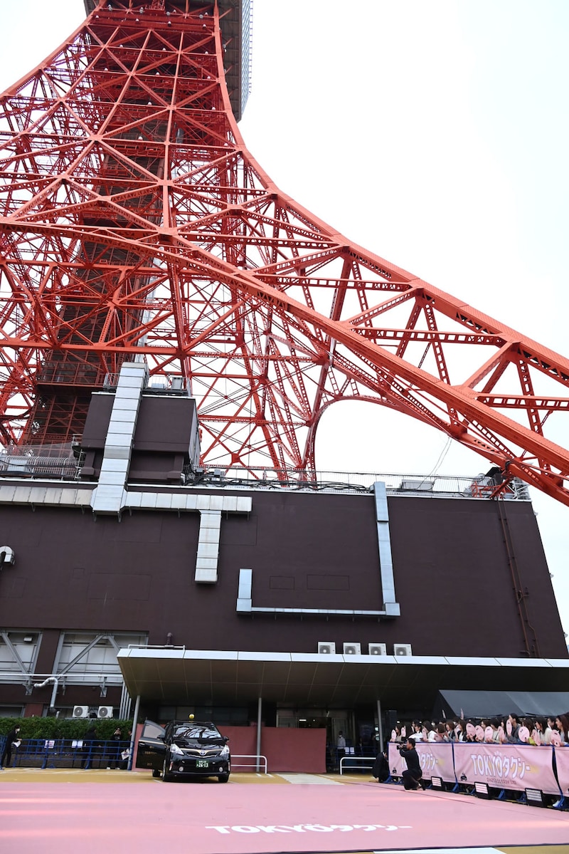 木村拓哉が自ら運転するタクシーで倍賞千恵子と登場