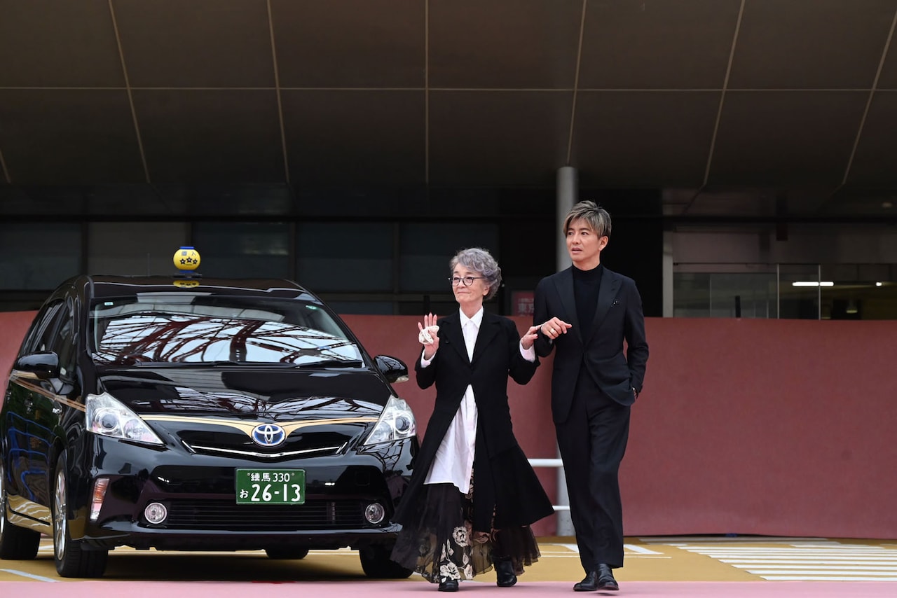 「TOKYOタクシー」イベントにて、倍賞千恵子（左）をエスコートして登場した木村拓哉（右）