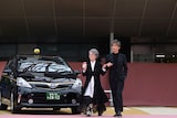 「TOKYOタクシー」イベントにて、倍賞千恵子(左)をエスコートして登場した木村拓哉(右)