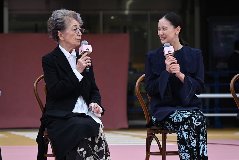 左から倍賞千恵子、蒼井優