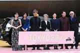 「TOKYOタクシー」タクシーイベントにて、左から中島瑠菜、優香、木村拓哉、倍賞千恵子、蒼井優、迫田孝也、山田洋次