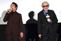迫田孝也（左）のひょうきんな挨拶に笑みをこぼす山田洋次（右）