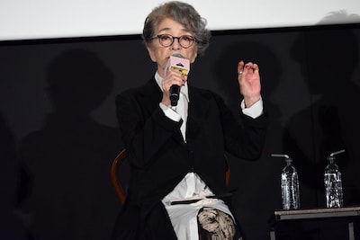 本日のために施してきたネイルを見せる倍賞千恵子