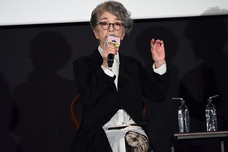 本日のために施してきたネイルを見せる倍賞千恵子