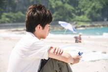 「旅と日々」場面写真。髙田万作演じる夏男
