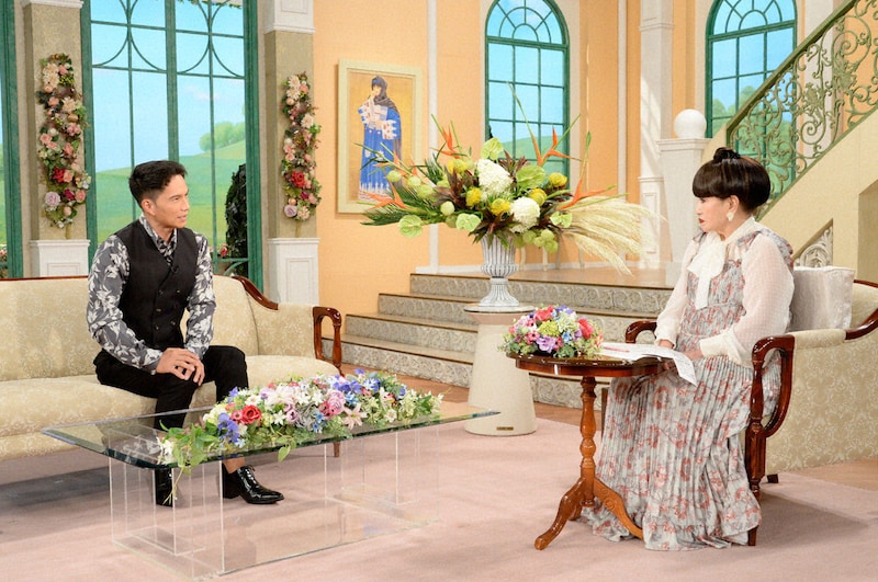 「徹子の部屋」より、市原隼人（左）と黒柳徹子（右）