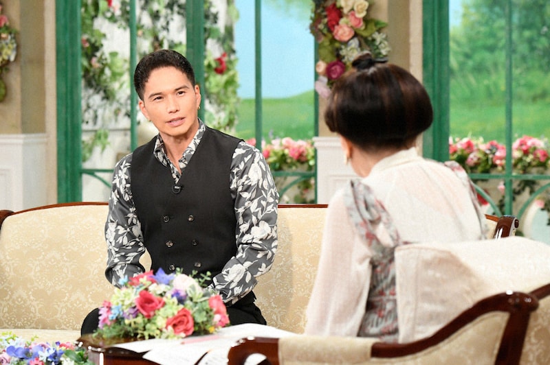 「徹子の部屋」より、市原隼人（奥）と黒柳徹子（手前）