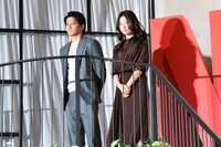 小栗旬（左）、ハン・ヒョジュ（右）がイベントに登場する様子