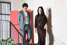 左から小栗旬、ハン・ヒョジュ