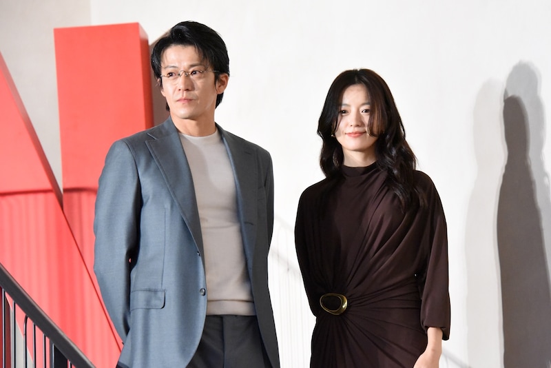 左から小栗旬、ハン・ヒョジュ