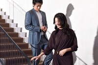 小栗旬（奥）、ハン・ヒョジュ（手前）