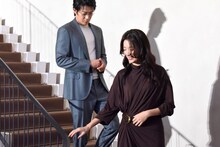 小栗旬（奥）、ハン・ヒョジュ（手前）