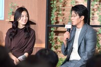 左からハン・ヒョジュ、小栗旬