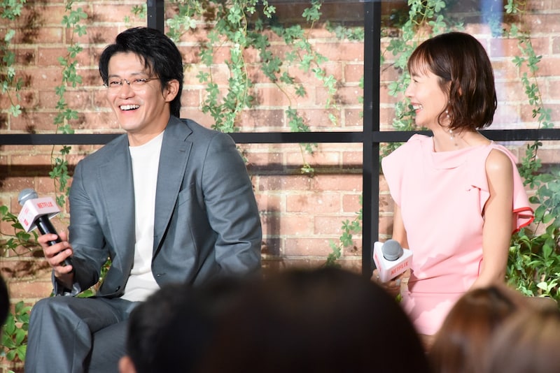 左から小栗旬、中村ゆり