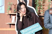 お茶目にポーズを取るハン・ヒョジュ