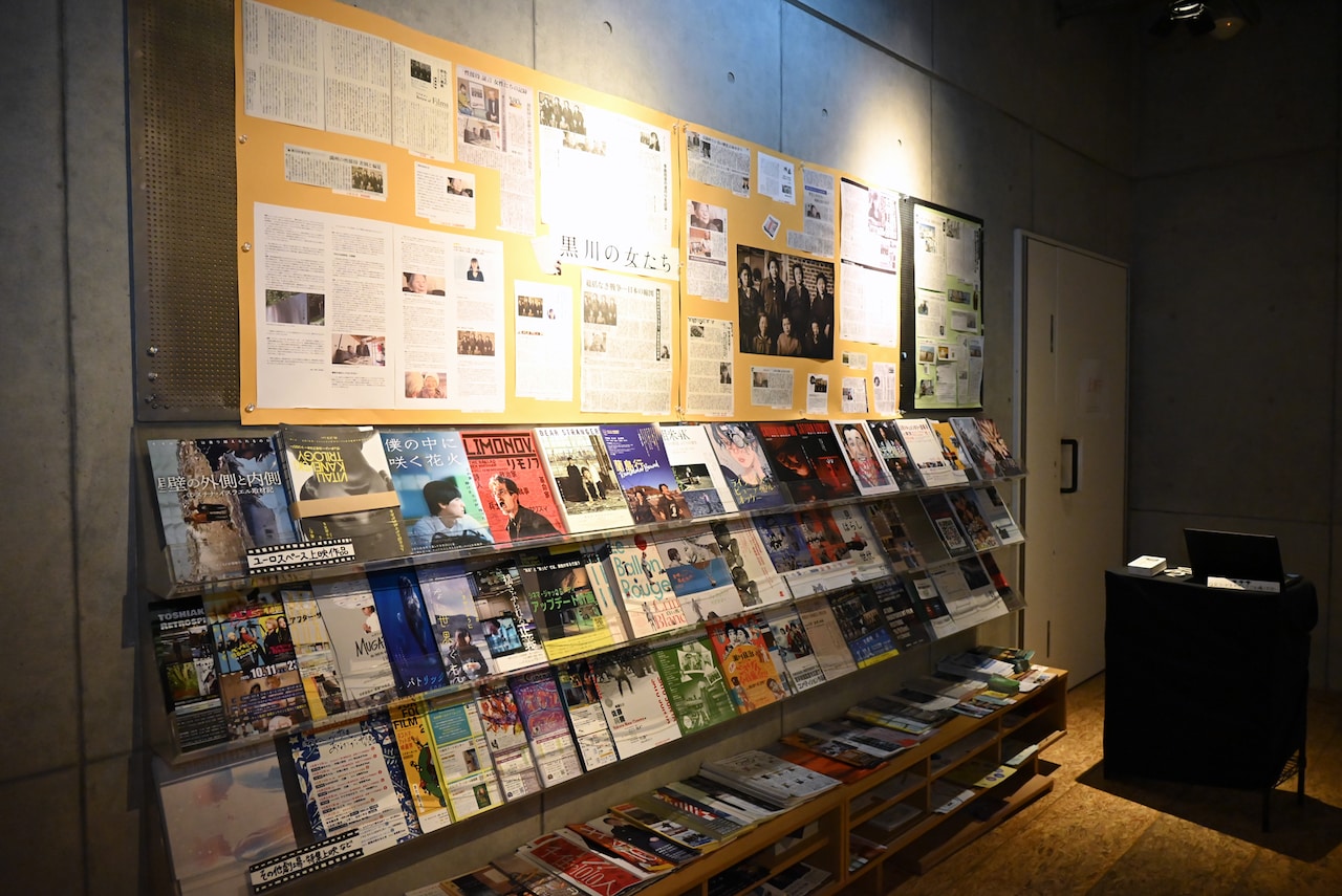 ユーロスペースのロビーにあるチラシ棚。上映作品に関する記事などが貼られている