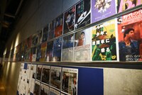 ユーロスペースのロビー壁面。ユーロスペースは2005年に渋谷・桜丘町のビルから移転しており、移転前に上映していた作品のポスターが貼られている