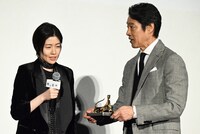 シム・ウンギョン（左）とトロフィーの重さを確かめる堤真一（右）