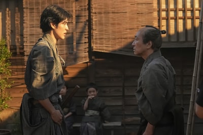 連続テレビ小説「ばけばけ」寛一郎演じる銀二郎（左）と、小日向文世演じるトキの祖父・松野勘右衛門（右）