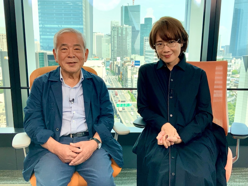 BS朝日のドキュメンタリー番組「人は2000年前をどう生きたのか 天海祐希と古代ローマの謎を解く」に出演した青柳正規（左）、ヤマザキマリ（右）