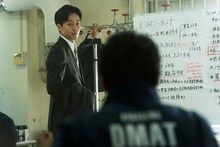 映画「フロントライン」より、松坂桃李演じる厚生労働省厚生労働省から派遣された役人・立松信貴（奥）