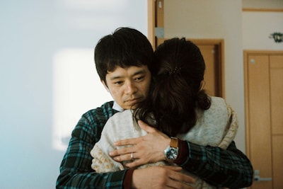 映画「フロントライン」より、池松壮亮演じるDMAT隊員・真田春人（奥）