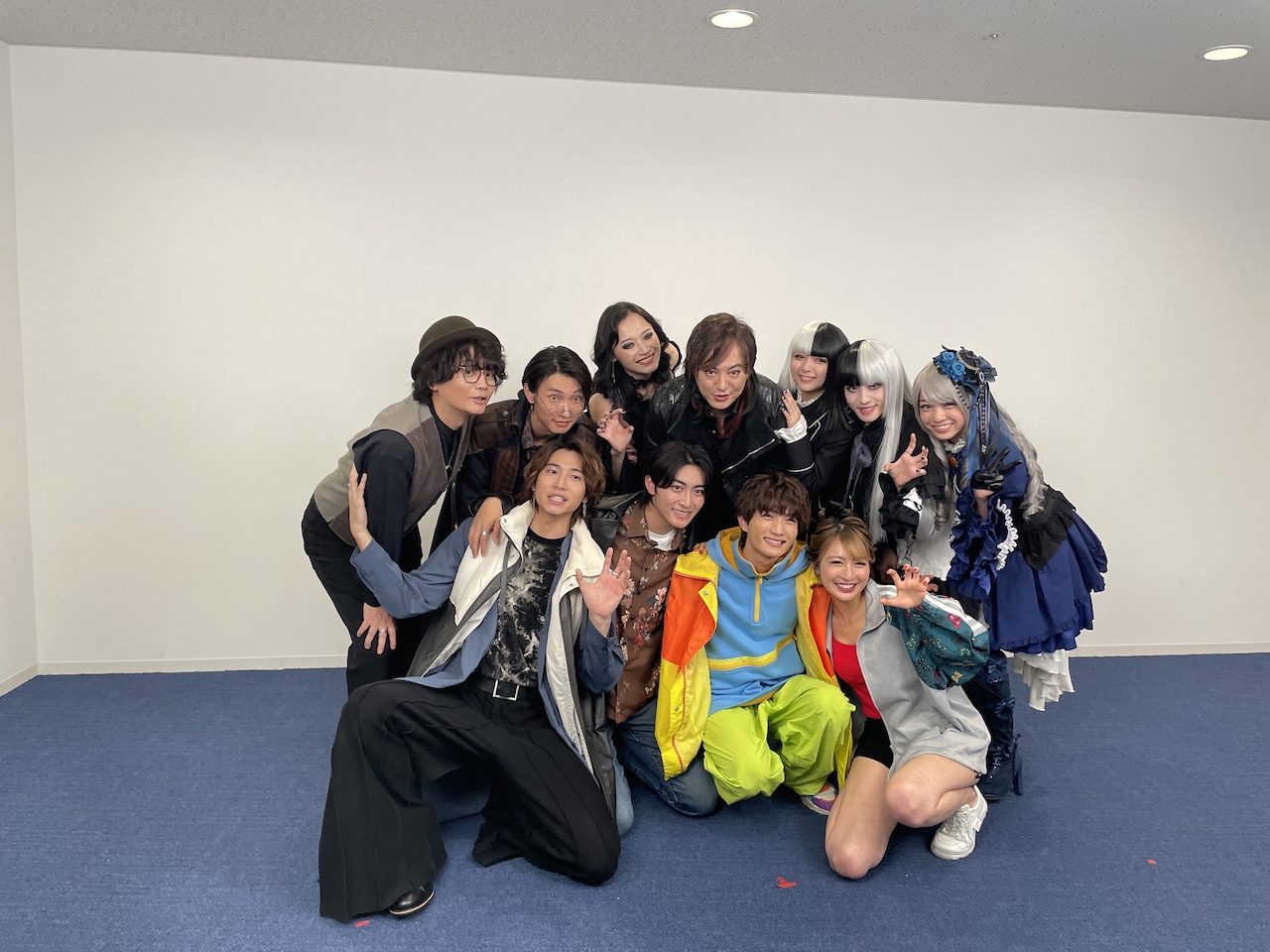 「仮面ライダーガヴ ファイナルステージ」千秋楽17時の回に出演したキャスト。後列左から浅沼晋太郎、滝澤諒、千歳まち、塚本高史、川﨑帆々花、古賀瑠、鎌田英怜奈。前列左から庄司浩平、日野友輔、知念英和、宮部のぞみ