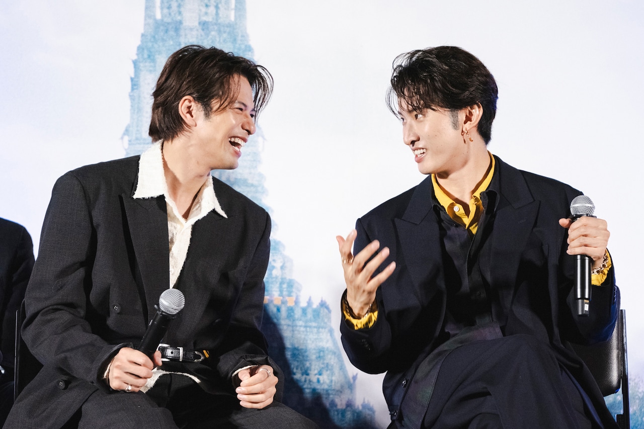 「（LOVE SONG）」バンコクプレミアに登壇した森崎ウィン（左）、向井康二（右）