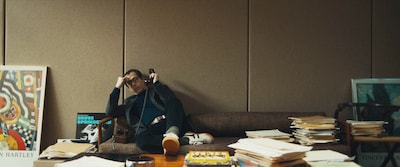 「スプリングスティーン 孤独のハイウェイ」新場面写真。ジョン・ランダウ（ジェレミー・ストロング）は、ブルース・スプリングスティーンの創作とレコード会社の板挟みになり頭を抱える