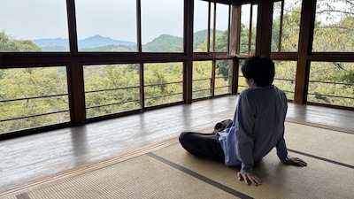 BS-TBSの番組「美しい日本に出会う旅」11月5日放送回より、奈良でのんびりする林遣都